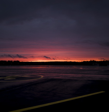 Kuusamon lentokenttä auringonlaskussa. Kuva Phil Gale