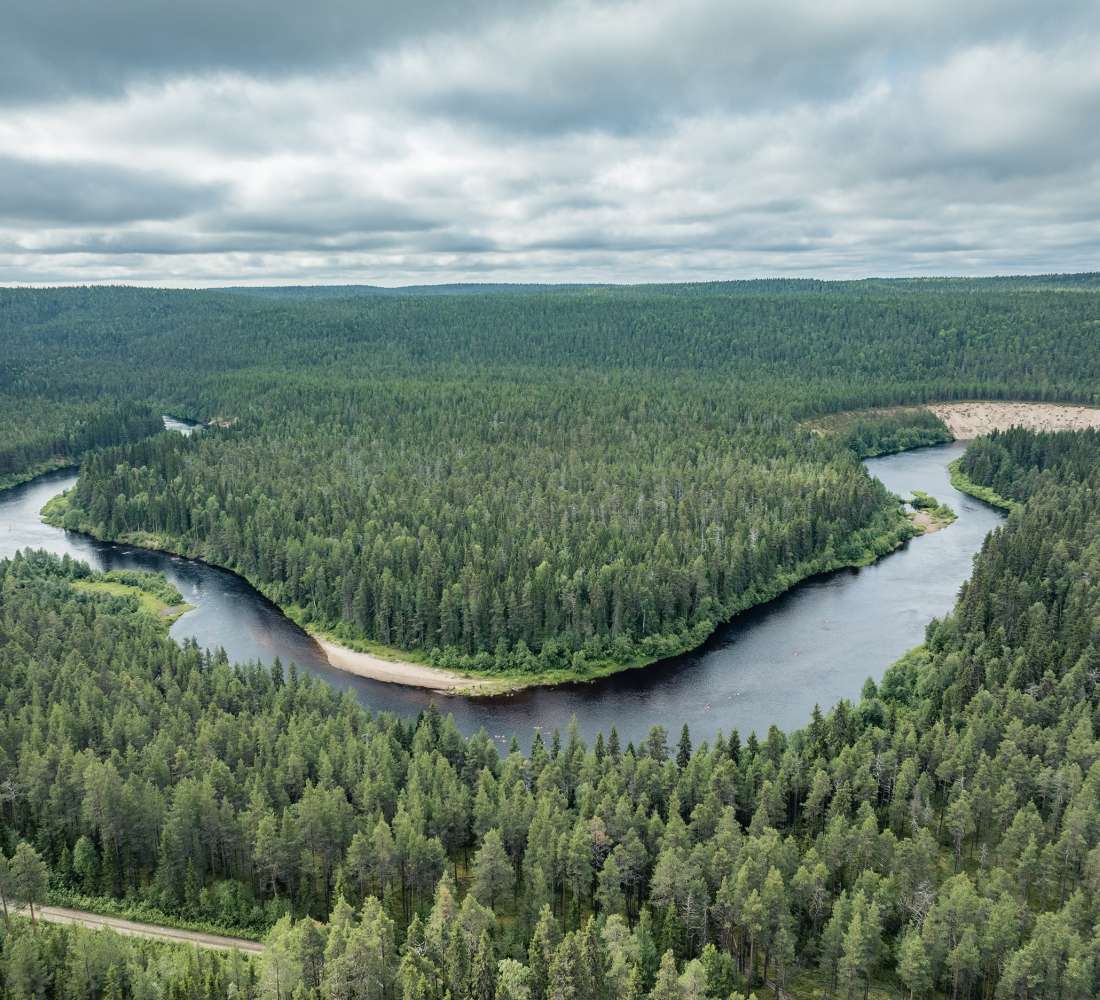 Alamäkiuinnin maisemia upealla Oulankajoella. Kuva Reino Hartikainen.